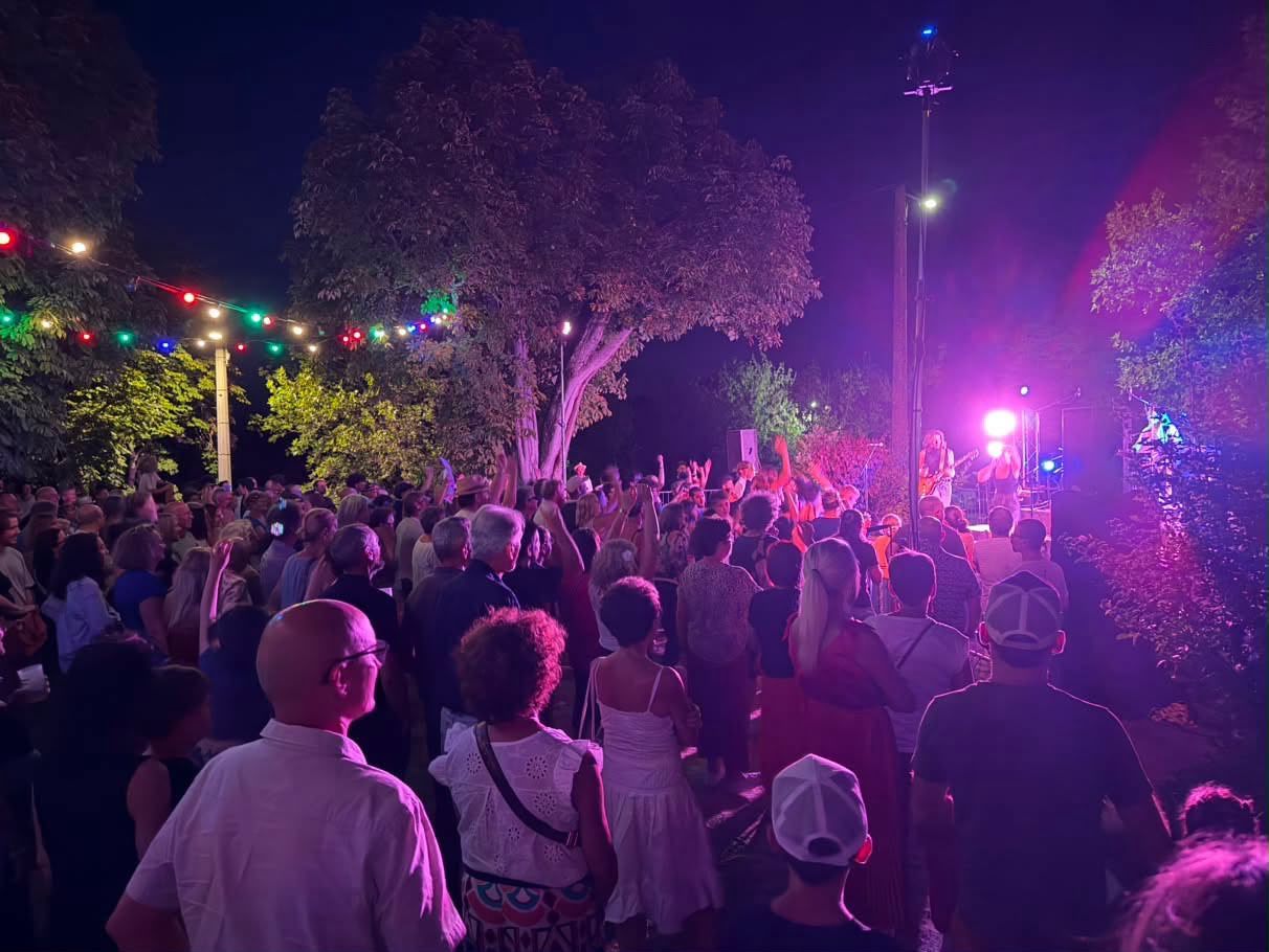Le public de nuit devant la scène éclairée